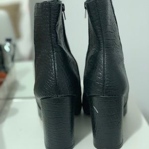 Gorgeous leather ankle booties